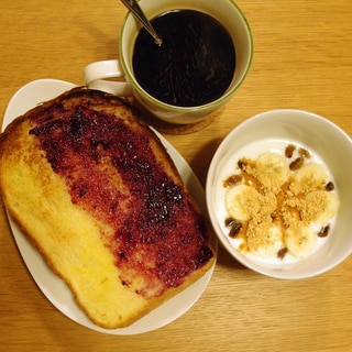 3食トーストとヨーグルトと蜂蜜コーヒーの朝食